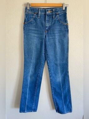 Wrangler Men’s/Women's unisex Straight Leg Jeans in Medium Blue Wash